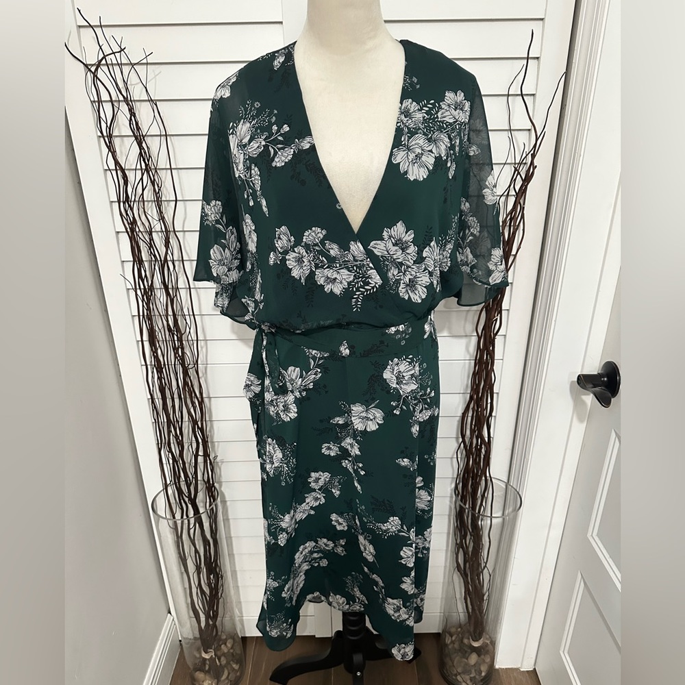 Sandra Darren, Size 12, Flowy Green Dress with Flower Pattern